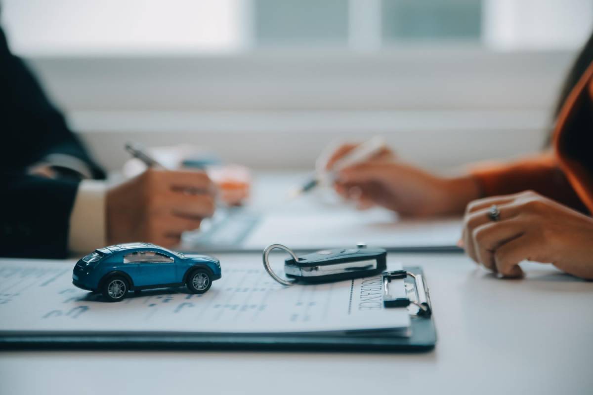 Une personne en train de souscrire une assurance auto avec un assureur