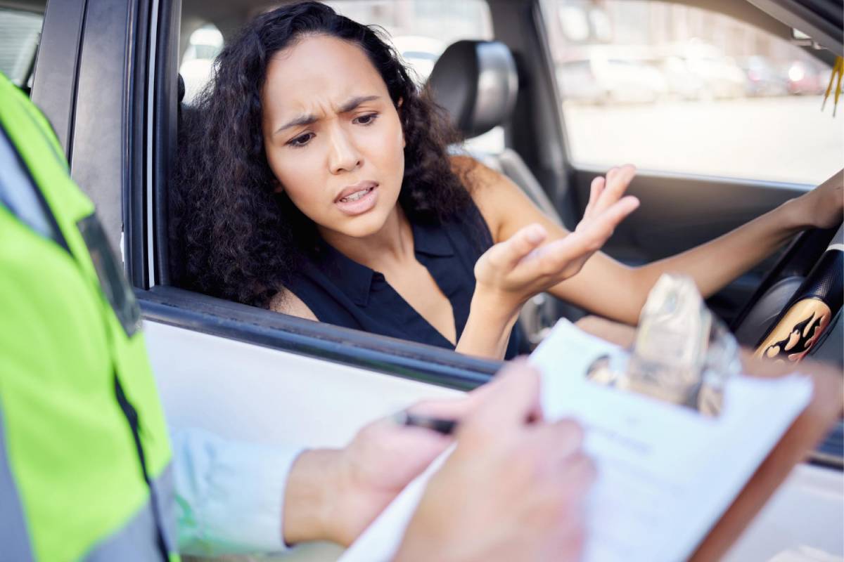 Une jeune femme avec permis suspendu recherchant une assurance auto adaptée