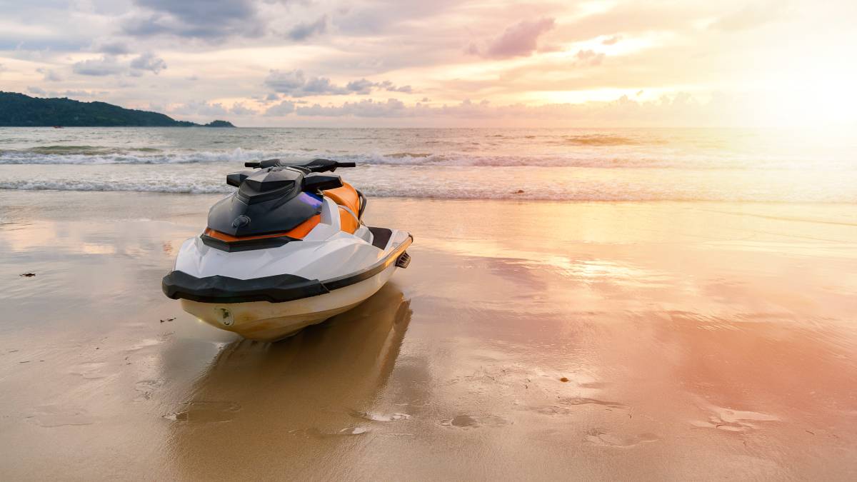 Conducteur de jet ski hésitant avant de souscrire une assurance