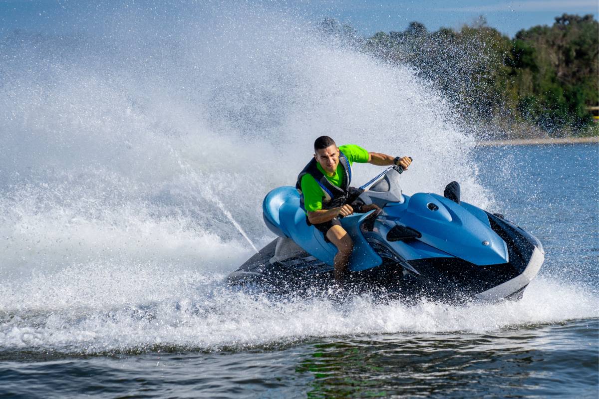 Jet ski et son pilote sur l'eau