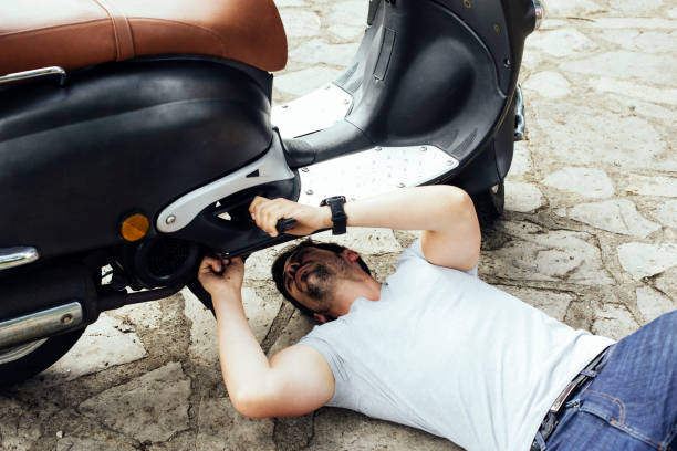 Un homme cherche alternative pour débrider son scooter