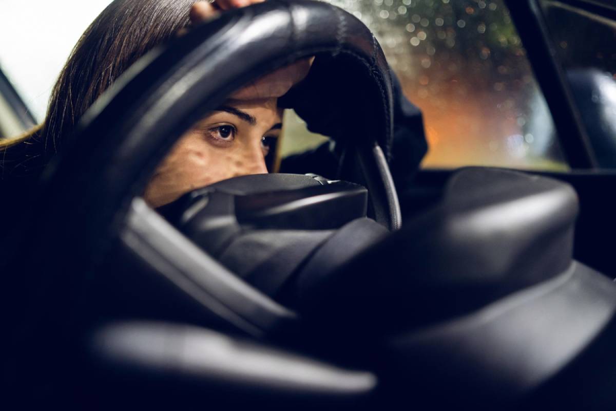 Jeune conductrice à la recherche d'une assurance auto après une résiliation pour fausse déclaration