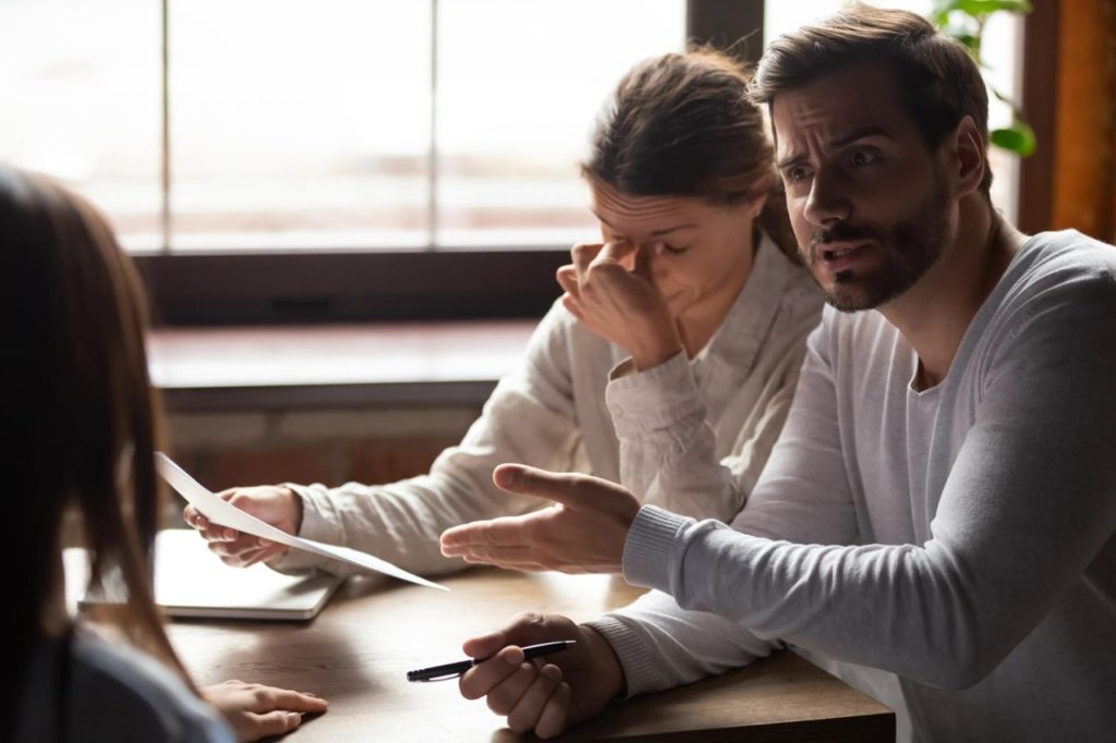 Couple frustré en raison d'une assurance de prêt immobilier refusée