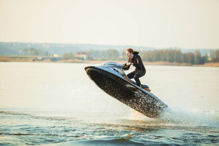 Quel est le budget réel d’un jet ski en 2025 ? Prix, assurance, entretien