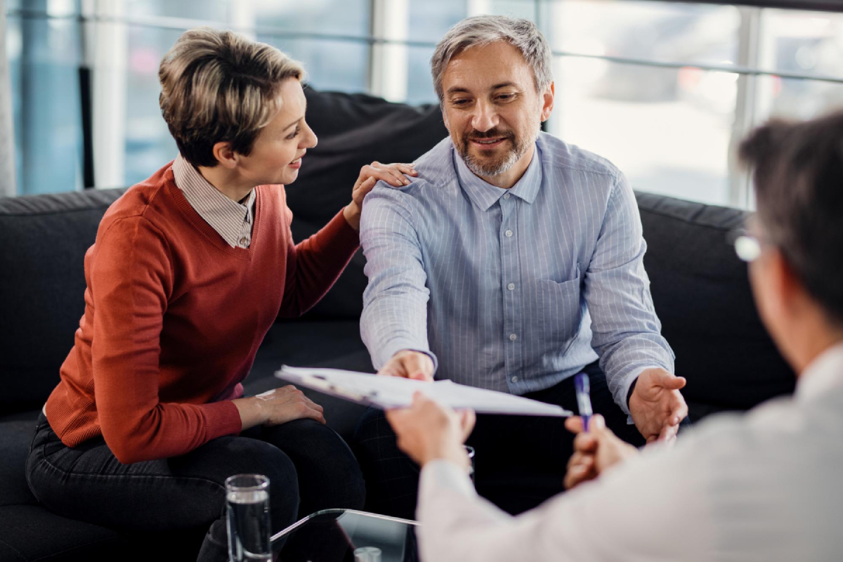 Deux personnes en train d'évaluer le changement d'assurance