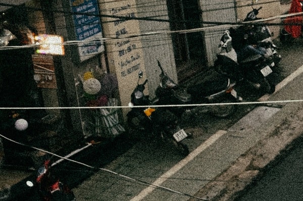 Scooters garés au coin de la rue en ville
