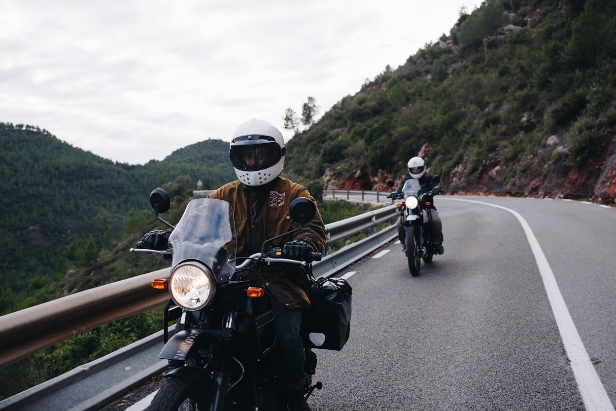 2 motards roulant sur la chaussé