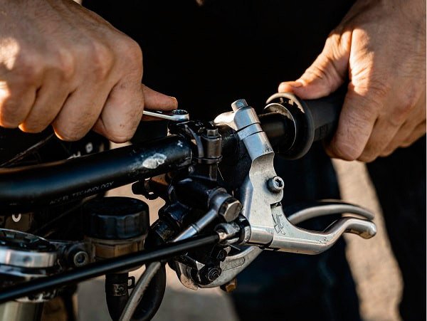 Comment bien freiner en moto ?