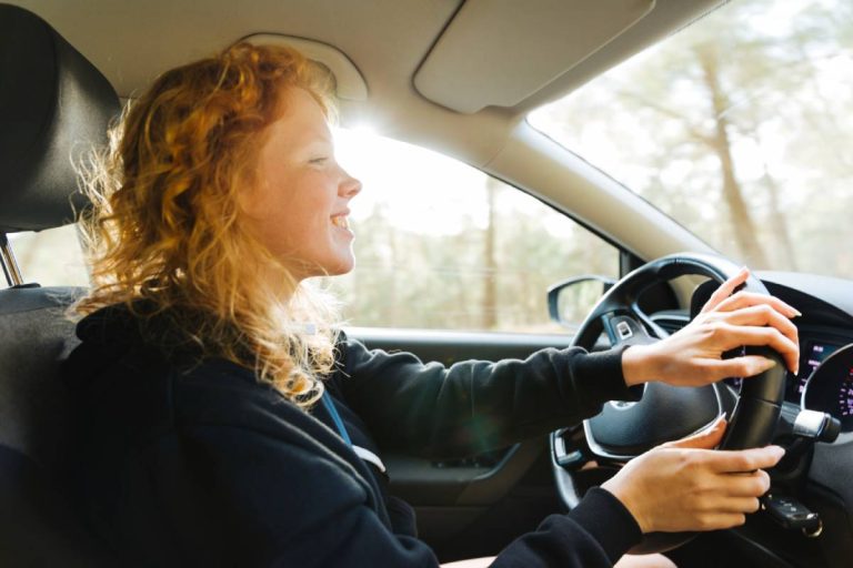 Conduire la voiture de ses parents sans être déclaré : est-ce légal et quels risques ?