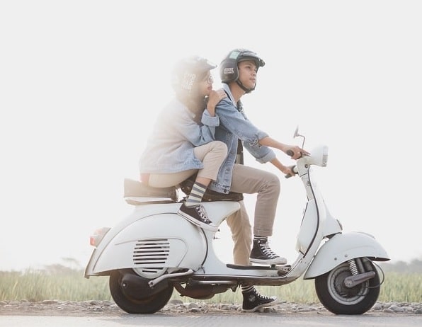 Un couple sur leur scooter 125 assuré 