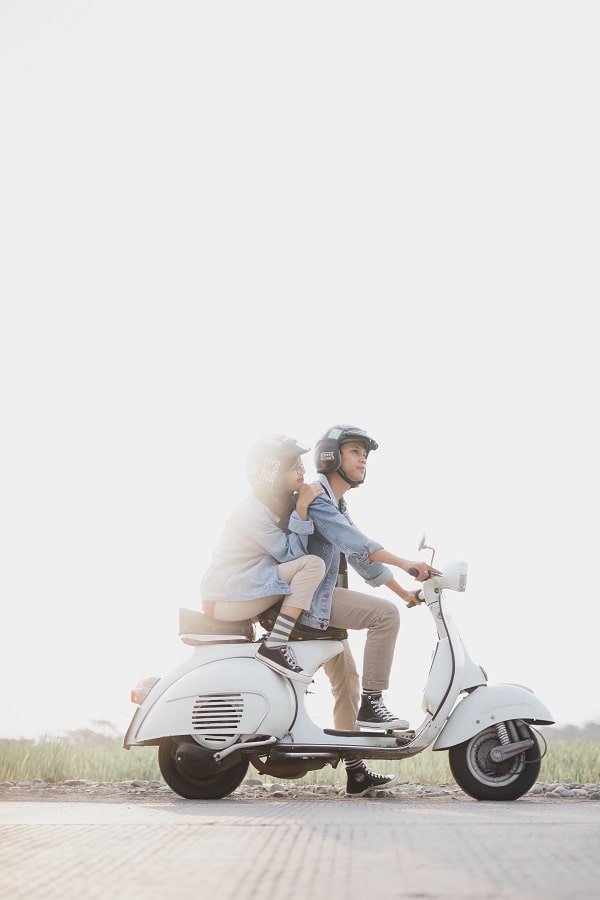 Couple qui circule sur leur scooter 125