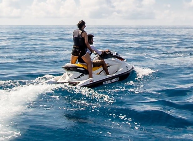 couple sur un jet ski qui navigue