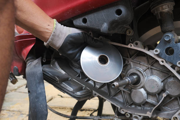 Un mécanicien démonte moteur d'un scooter 125 pour le débrider