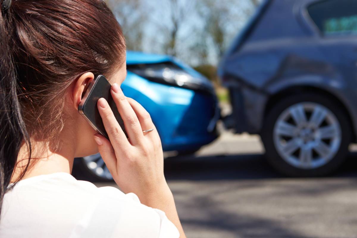 Une jeune femme qui cherche une assurance auto pour malussé