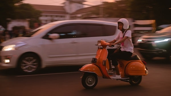 différence des règle de conduite entre un scooter et une voiture