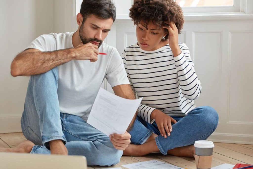 Couple qui fait face à un refus d'assurance prêt immobilier en 2025