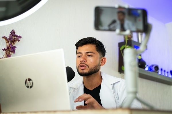 Un jeune à la recherche de solution pour récupérer son permis de conduire