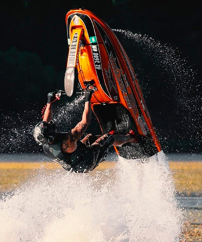 figure avec un jet ski à bras