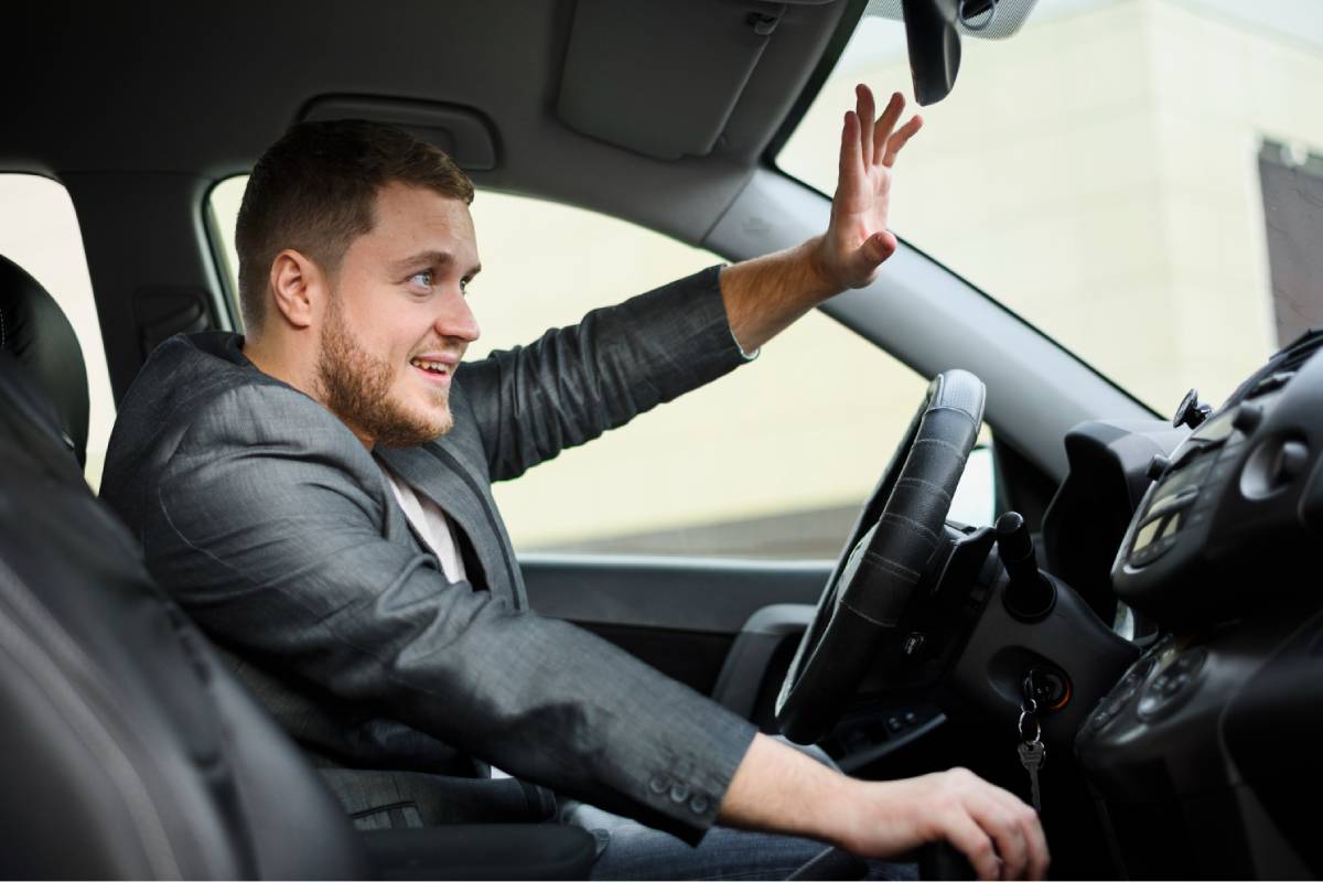 Homme en train de conduire