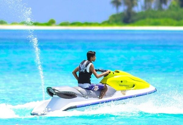 Pourquoi jet d'eau derrière jet-ski