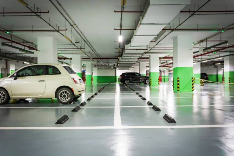 Ma voiture a été rayée sur un parking : que faire et comment être indemnisé ?