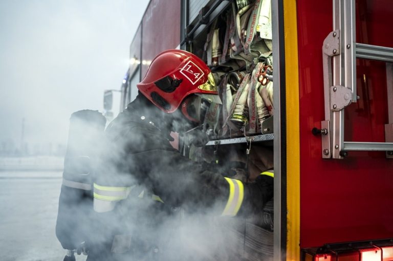 Pompier en incendie auto