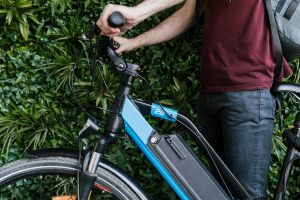 Vélo électrique et son propriétaire