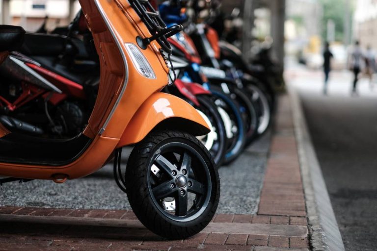 Assurance scooter sans permis ni BSR : est-ce légal ?