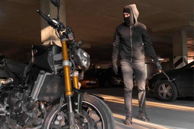 Vol de moto en parking : les spots à risque et comment sécuriser la vôtre ?
